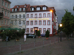 Hotel "Vier Jahreszeiten", direkt am Rande der Altstadt an der Alten Brcke gelegen: Hier haben wir uns nachts dem Straenlrm der Studenten aussetzen mssen